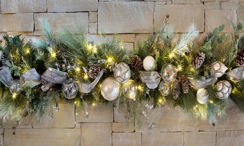 Elegante decoración de guirnaldas para la celebración navideña dentro
